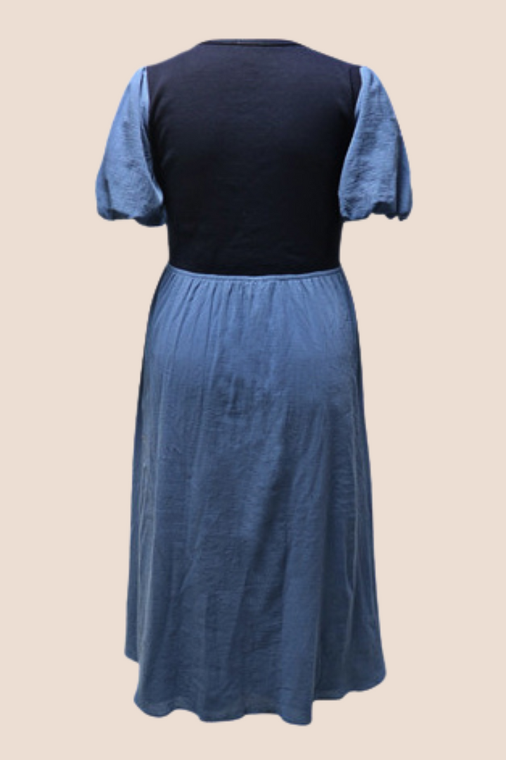 Bessie Short Sleeve Ribbed Knit Midi Dress in Navy