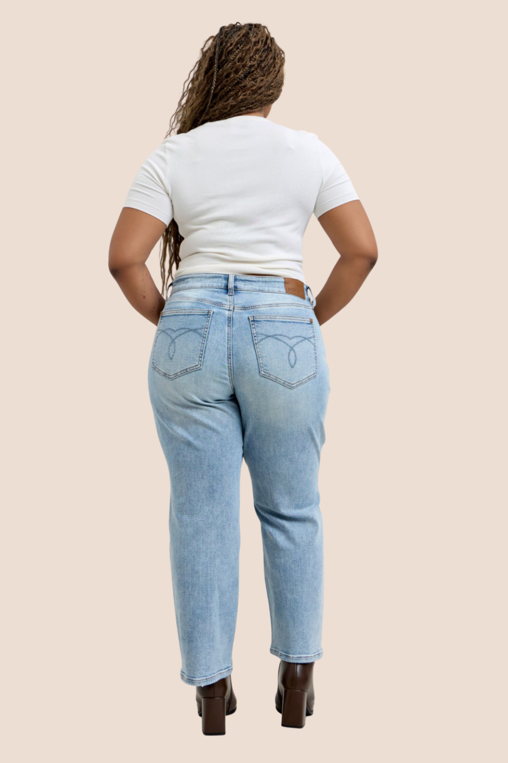 Birdie Medium Rise Petite Rigid Magic Straight Leg Judy Blue Jeans in Medium Wash