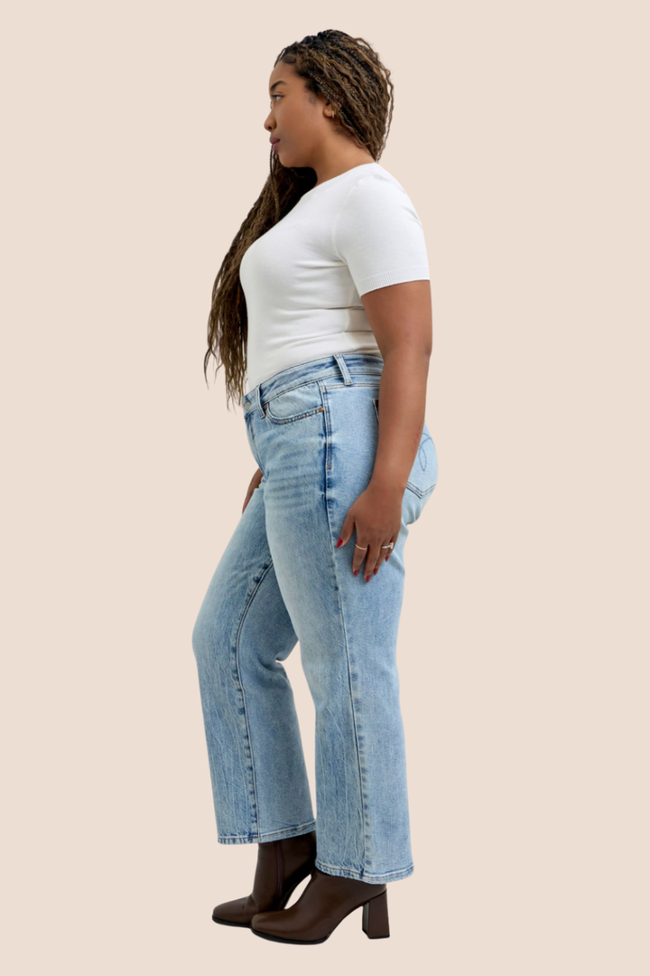 Birdie Medium Rise Petite Rigid Magic Straight Leg Judy Blue Jeans in Medium Wash