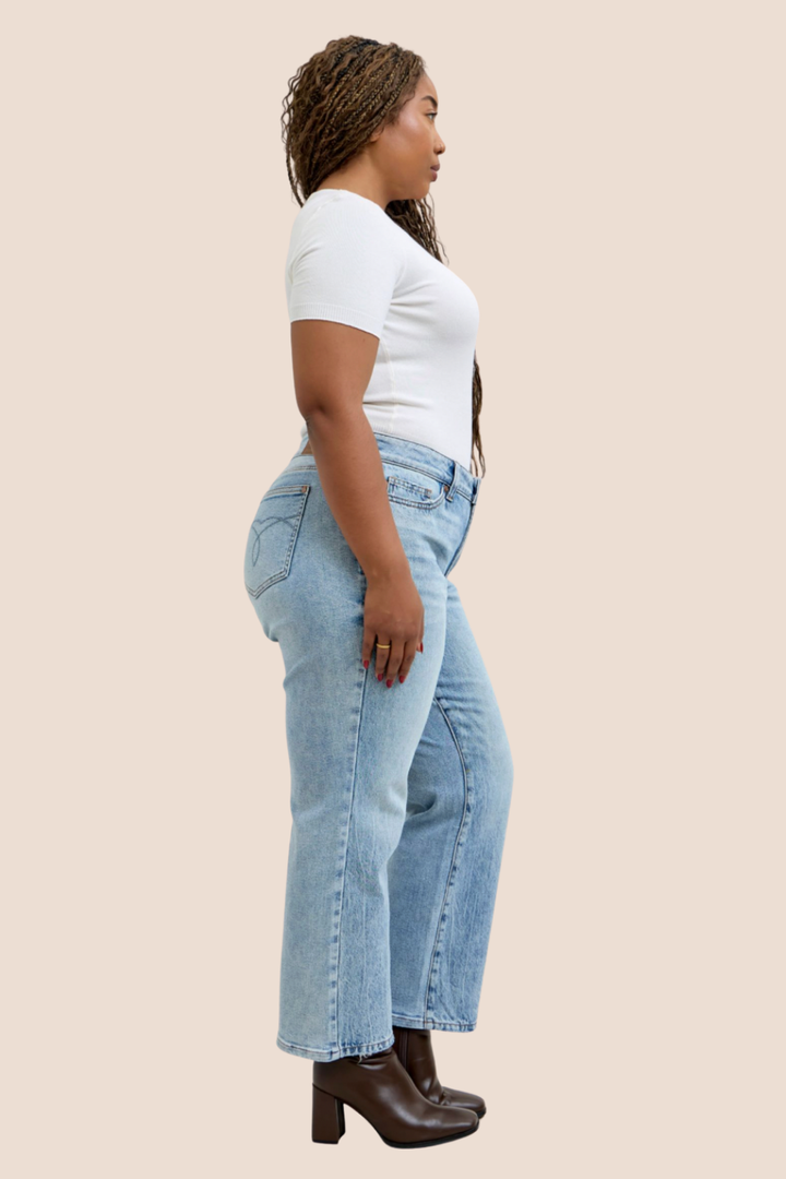 Birdie Medium Rise Petite Rigid Magic Straight Leg Judy Blue Jeans in Medium Wash