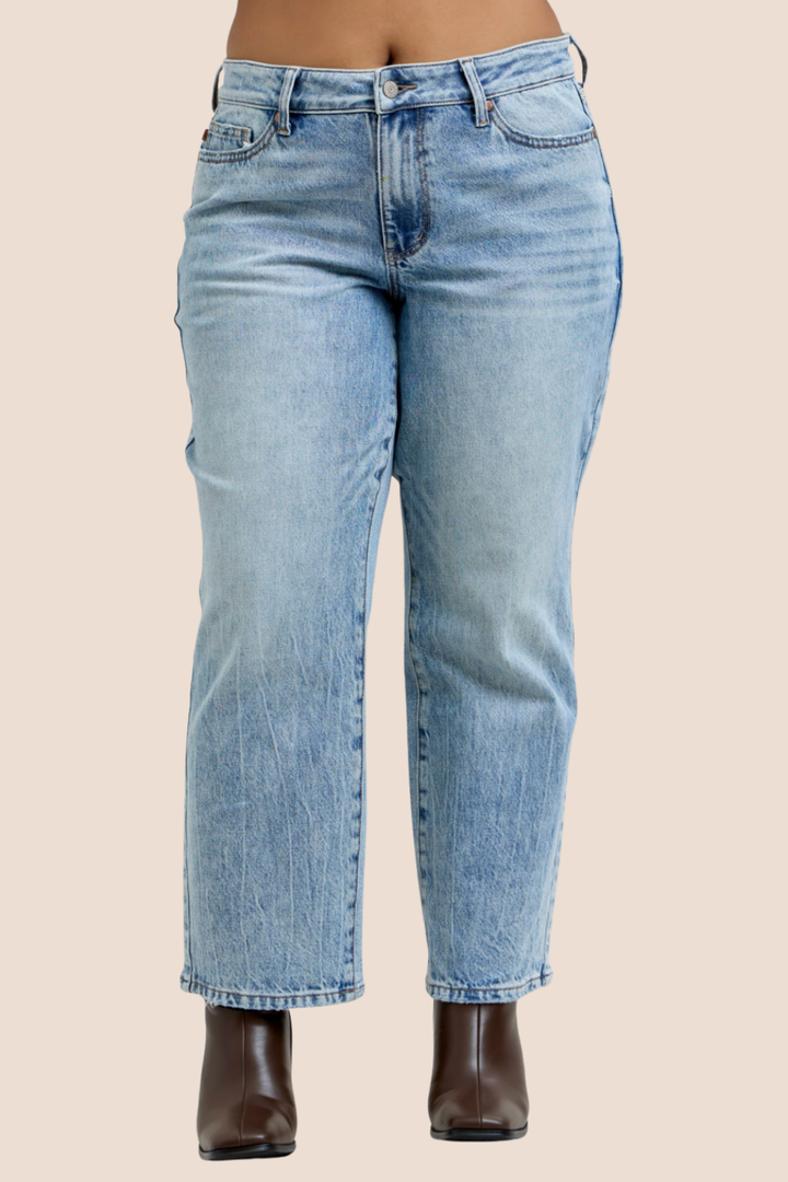 Birdie Medium Rise Petite Rigid Magic Straight Leg Judy Blue Jeans in Medium Wash
