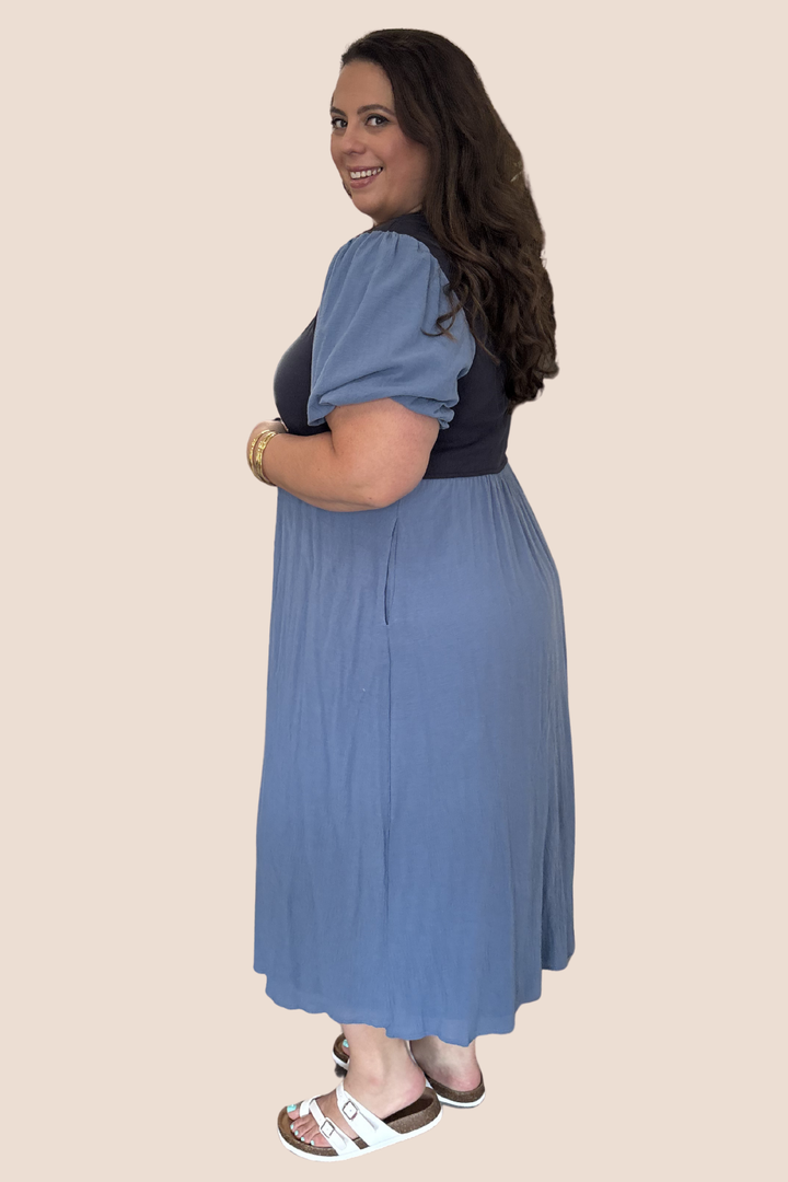 Bessie Short Sleeve Ribbed Knit Midi Dress in Navy