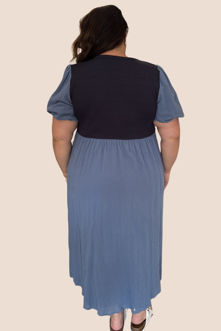 Bessie Short Sleeve Ribbed Knit Midi Dress in Navy